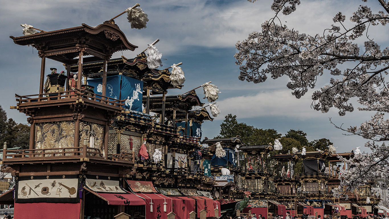 春の犬山祭、豪華絢爛な車山が並び満開の桜が咲いた絶好の祭り日和